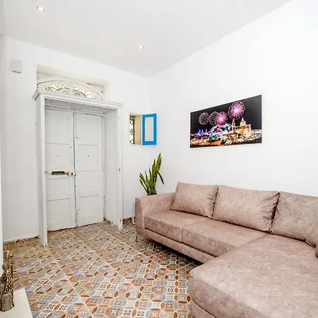 11 Seabreeze House * Sliema