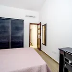 11 Seabreeze House * Слима