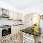 11 Seabreeze House * Слима