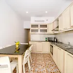 11 Seabreeze House * Слима